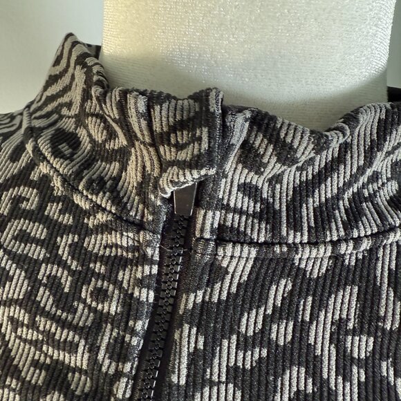 Unbranded Animal Print Elastic Workout Zip Up Cropped Top Womens Size L - Picture 9 of 10